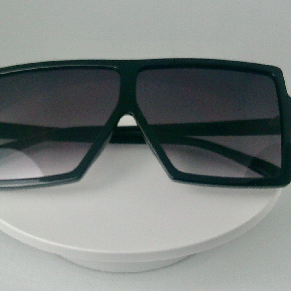 CLOG WOMEN'S  BLACK OVERSIZED SQUARE GLASSES W/GRADIENT LENSES